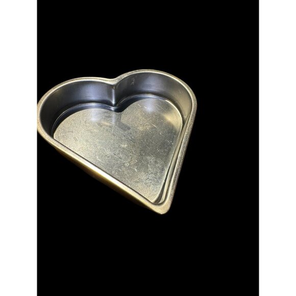 3-Piece Bakeware Set: Heart Round & Loaf Cake Pan. 2 tins 1 plastic . Baking - Picture 9 of 12